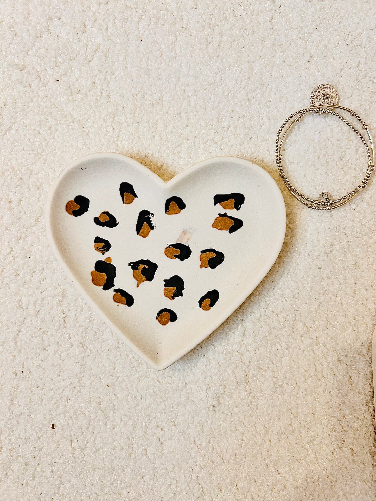 Vide-poche cœur sauvage — l’amour au rythme du léopard
